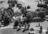 Flygfoto över Boo Slott, tvåvånings slottsbyggnad.
Bilden tagen för vykort.