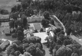 Flygfoto över Dylta Bruk, herrgårdsbyggnad och flygelbyggnader.