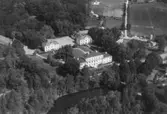 Flygfoto över Dylta Bruk, herrgårdsbyggnad och flygelbyggnader.