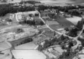 Flygfoto över Glanshammar, kyrkan och bostadshus.
Bilden tagen för vykort.