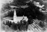 Flygfoto över Hidinge kyrka och kyrkogård.