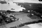 Flygfoto över Göksholm, bostadshus och byggnader, sjöutsikt.