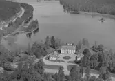 Flygfoto över Svartå Herrgårdspensionat, tvåvånings herrgårdsbyggnad och flygelbyggnader.
Bilden tagen för vykort.
Förlag: Gustav Jansson, Svartå.