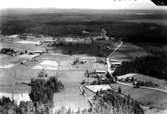 Flygfoto över Fågelåsen.
Bilden tagen för vykort.
C.G. Widin AB, Åtorp (beställare).