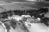 Flygfoto över Lindbacka, fabriksbyggnader och bostadshus.