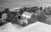 Flygfoto över Kräcklinge, kyrkan och bostadshus.
Bilden tagen för vykort.
Förlag: Götarbro Handel, Hardemo.