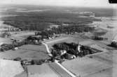 Flygfoto över Asker. Askers kyrka, bostadshus. 
Bilden tagen för brevkort.
Förlag: Ernestams, Asker.