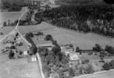 Flygfoto över Mårsäter, bostadshus och ekonomibyggnader.