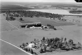 Flygfoto över Hammar, bostadshus och ekonomibyggnader.
