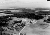 Flygfoto över Luggavi gård, bostadshus och ekonomibyggnad.