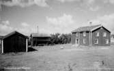 Hembygdsgården, Fjugesta.
Bilden tagen för vykort.
Förlag: E. & M. Kjell, Fjugesta.