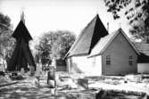 Kvistbro kyrka och klockstapeln.
Bilden tagen för vykort.