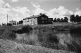 Fjugesta folkskola, tvåvånings skolbyggnad.
Bilden tagen för vykort.
Förlag: E. & M. Kjell, Fjugesta.