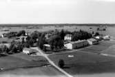 Stora Mellösa, Centralskolan, från kyrktornet.
Bilden tagen för vykort.
Förlag: Holm & Lundqvist.