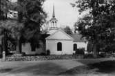 Boo kyrka, exteriör.
Bilden tagen för vykort.
Förlag: C.O. Janssons Eftr.