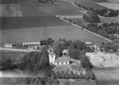 Flygfoto över Täby kyrka.