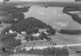 Flygfoto över Högsjöns Herrgård, Götlunda.
Bilden tagen för vykort.
Förlag: A/B Bröderna Björn, Götlunda.