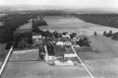 Flygfoto över Bålby Herrgård, bostadshus och ekonomibyggnader.