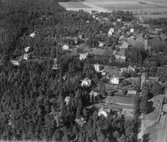 Flygfoto över Åsbro.
Bilden tagen för vykort.
Förlag: Ivan Eklund, Järnvägskiosken och Hedlunds Eftr.