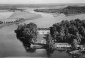 Flygfoto över Stjärnsunds Slott, Askersund.
Bilden tagen för vykort.
Förlag: Tore Westlin, Askersund.