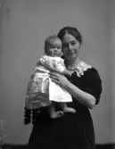 En kvinna och en liten flicka.