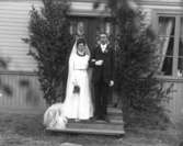 Bröllop, brudpar.Bostadshus.