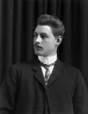 En man.
Karl Johan Arvid Stenholm, född 1878-01-08 vid Krackgården i Stenstorp, död 1931-04-05 i Svennevad. Han var garvare i Svennevad.