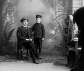 En man och en pojke.