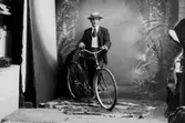 En man med cykel.