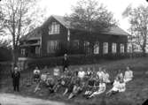 Svennevads skola. Läraren bakom barngruppen heter Linus Andrén. Bilden är tagen under andra hälften av 1920-talet.