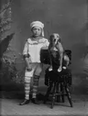 En pojke och en hund.