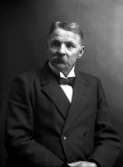 En man.
Gustaf Ferdinand Hallberg, född 1860-03-13 vid Hallaberg i Regna, död 1934-04-17 vid Norra Hyddan i Svennevad.