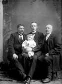 Fyra personer, fyra generationer. Gustaf Ferdinand Hallberg, född 1860-03-13 vid Hallaberg i Regna. Arthur Hallberg, född 1885-08-07 i Ohio, USA. Aron Hallberg, född 1829-09-29 i Högsjo bruk i Västra Vingåker. Helge Hallberg, född 1911-12-10  vid Svennevadsby i Svennevad.