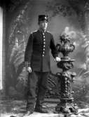 En ung man i militäruniform.
Arthur Hallberg, född 1885-08-07 i Ohio, USA, död 1963-08-13 i Svennevad.