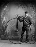 Troligen Karl Gustav Kullberg med cykel (höghjulcykel) i ateljén.
(finns liknande bild på Karl Gustav tagen några år tidigare).