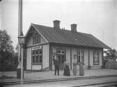 Skönnarbo järnvägsstation (tågstation), fyra personer.