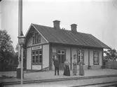Skönnarbo järnvägsstation (tågstation), fyra personer.