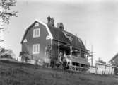 Bostadshus, bostadsbygge, takarbete, arbetare, en häst och vagn.
Solhem i Svennevad, Anna (född Hallberg) och Gustav Perssons bostad.