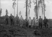 Skogsarbete, tio personer.
Svennevads första yrkesbetonade fortsättningsskola i anslutning till jordbruk och skogshantering. Elever med lärare.