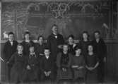 Klassrumsinteriör, skolbarn med lärare.
Svennevads första yrkesbetonade fortsättningsskola i anslutning till jordbruk och skogshantering. År 1922.