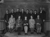 Klassrumsinteriör, elever med lärare.
Svennevads första yrkesbetonade fortsättningsskola i anslutning till jordbruk och skogshantering. År 1928.