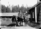 Bostadshus, en man och tre hästar.