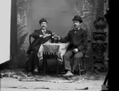 Två män vid bordet.