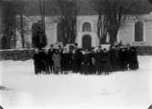 Gruppbild.
Svennevads kyrka i bakgrunden.
Vinterbild.