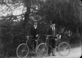Tvä män med cyklar.