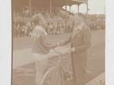 Friidrott, Eyravallen 1946. Henry Eriksson vinner 1500 meter. Får en cykel i pris av NIF-ordförande Curt Hedberg.