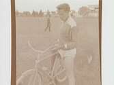 Friidrott, Eyravallen 1946. Henry Eriksson med cykel.