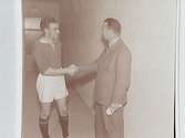 Handboll, Idrottshuset 1946.
Arne Bergman gratuleras för första handbollsmålet i nya Idrottshuset av kansliförbundets ordförande Ljungqvist.