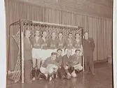 Handbollslag i Örebro, Idrottshuset 1948. Rynninge IK, seniorer- DM-mästare 1946. Stående fr.v:Torsten 'Totta'
Nordström, Lennart 'Sura' Andersson, Siver 
Jansson, Hans Lättman, Bertil Eriksson, Henrik
Lundqvist, Arthur Sjunnesson, lagl: Martin Albén.
Knästående:Erik 'Lillis' Andersson, Sven-Olof 
'Henkan' Henriksson, Göte Edgren, Olle ' Bulta'
Andersson.