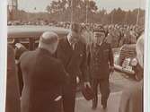 Invigning av Idrottshuset 1946. Här kommer kronprins Gustav Adolf med landshövding Bror Hasselroth.